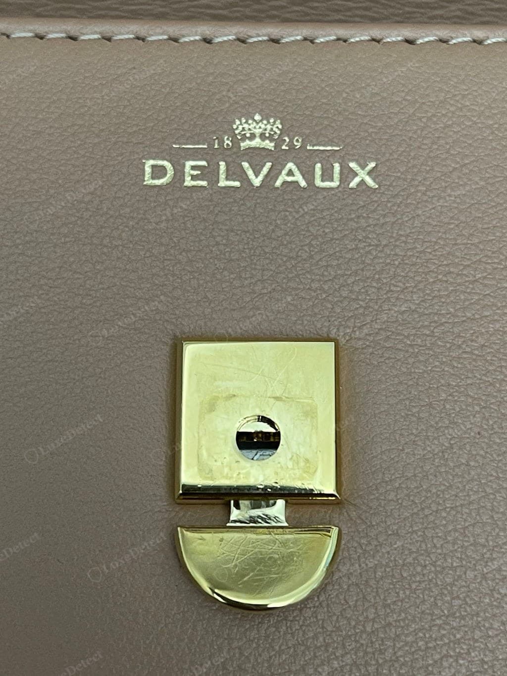 Genuine Delvaux stitching and edge — even matte waxed-linen stitches, straight seams, smooth hand-painted domed edge