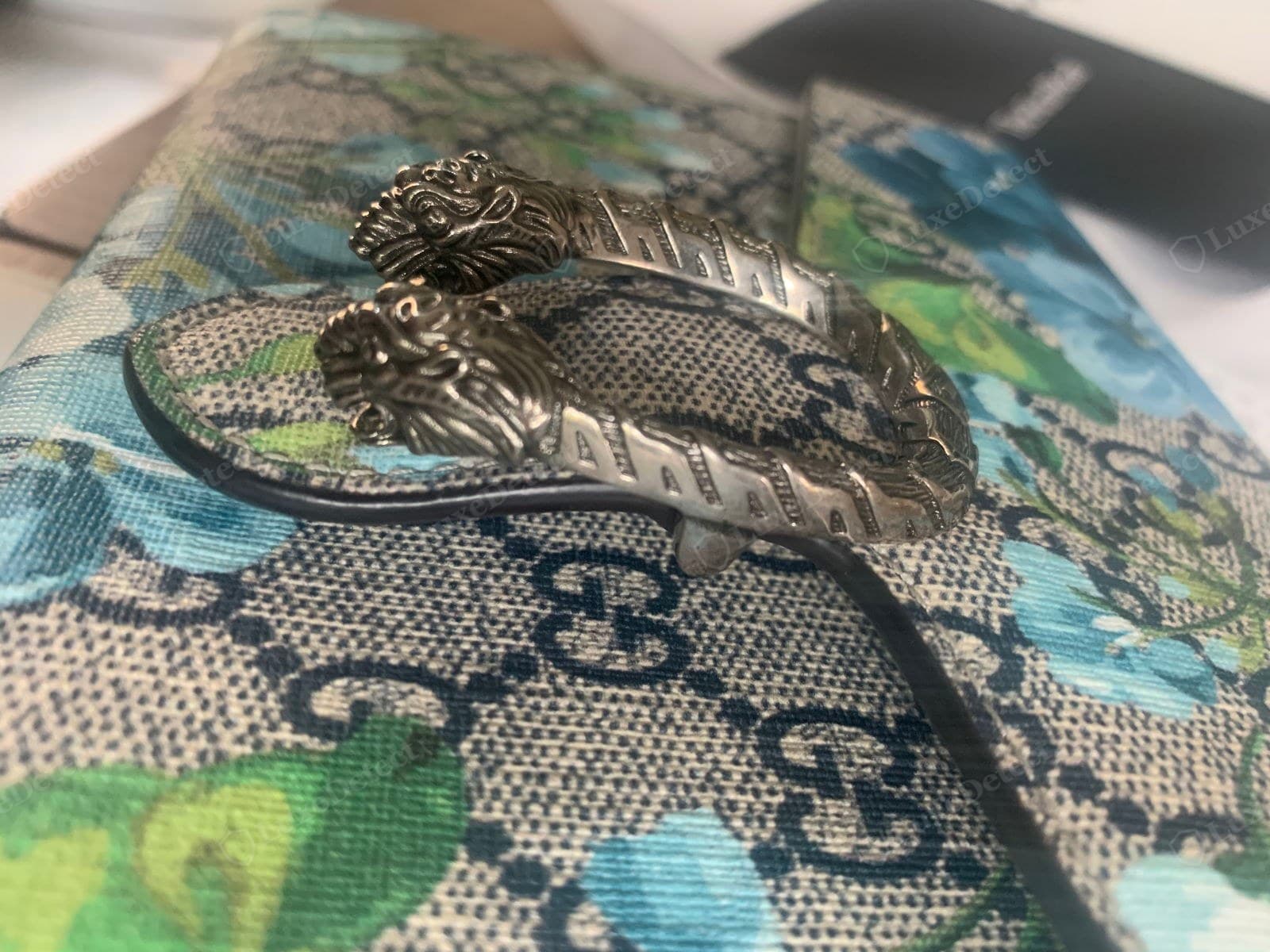 Genuine Dionysus closure, plain metal version: two antiqued-silver tiger heads with deeply cast fur, defined muzzles and set eyes, a crisply textured spur bar between them