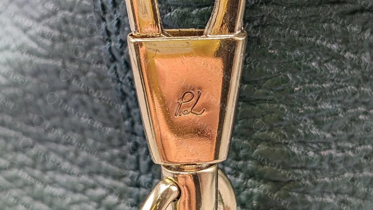Mosquetón de la correa de un Pashli verde genuino: mosquetón dorado pulido grabado con una pequeña caligrafía "PL"
