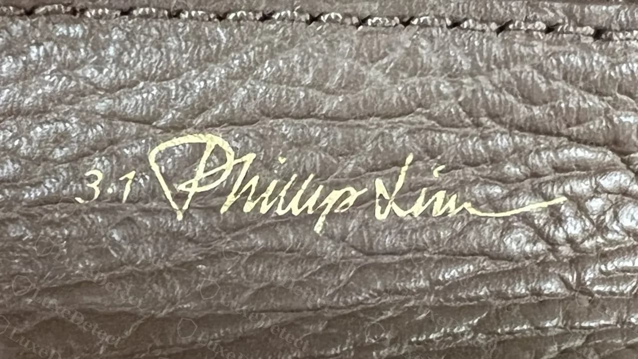 Firma genuina más nueva dentro de un Pashli Mini: un pequeño 3·1 con el punto elevado y luego "Phillip Lim" en una caligrafía con mayúsculas y una cola larga