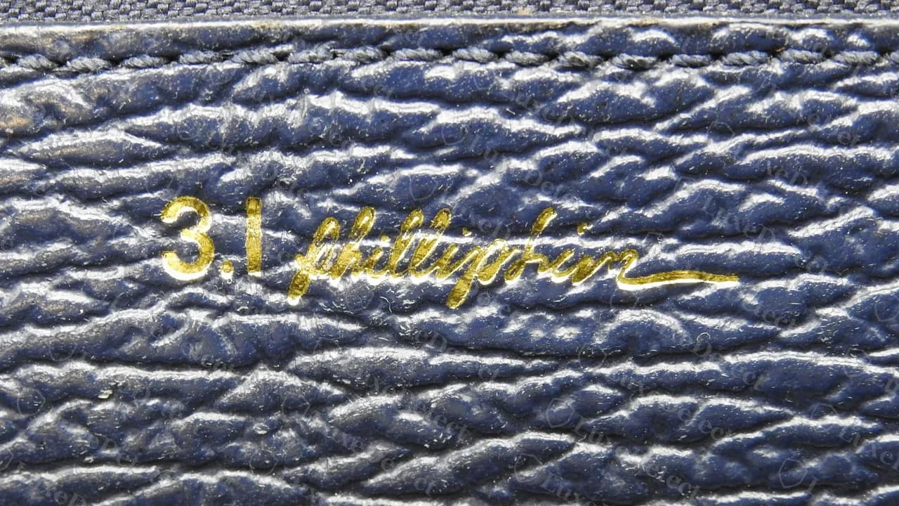Firma genuina más antigua en un Pashli azul marino: un 3.1 marcado con el punto sobre la línea base y luego una caligrafía "phillip lim" en minúsculas con las letras unidas