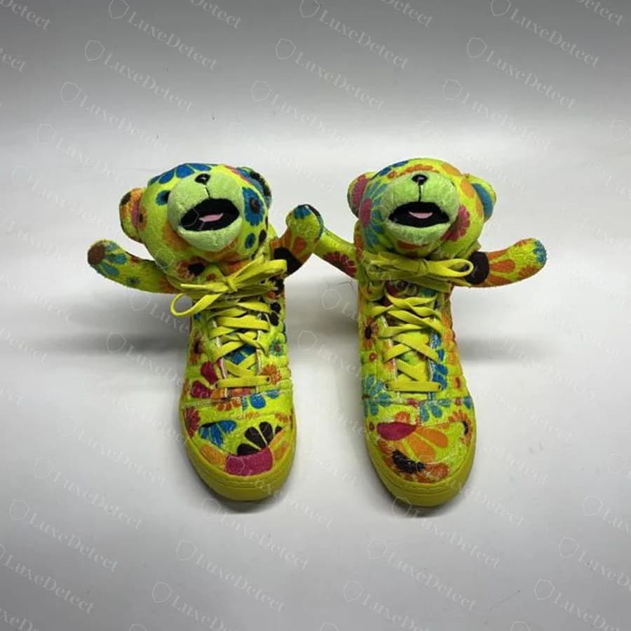 Echte adidas Jeremy Scott Flower Power Bear Sneaker, neongelb-grüne Plüsch-High-Tops mit bunten Blumen bedeckt, mit einem Plüsch-Teddykopf und Armen am Schaftrand