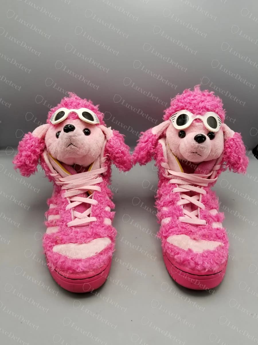 Echte adidas Jeremy Scott Poodle Sneaker, rosa lockige Plüsch-High-Tops mit einem rosa Pudelkopf mit weißer Schutzbrille am Schaftrand