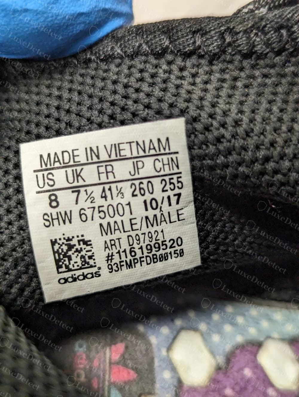 Etiqueta de unas Hu NMD falsas con el nombre de Chanel en el formato original, SHW 675001 10/17, artículo D97921