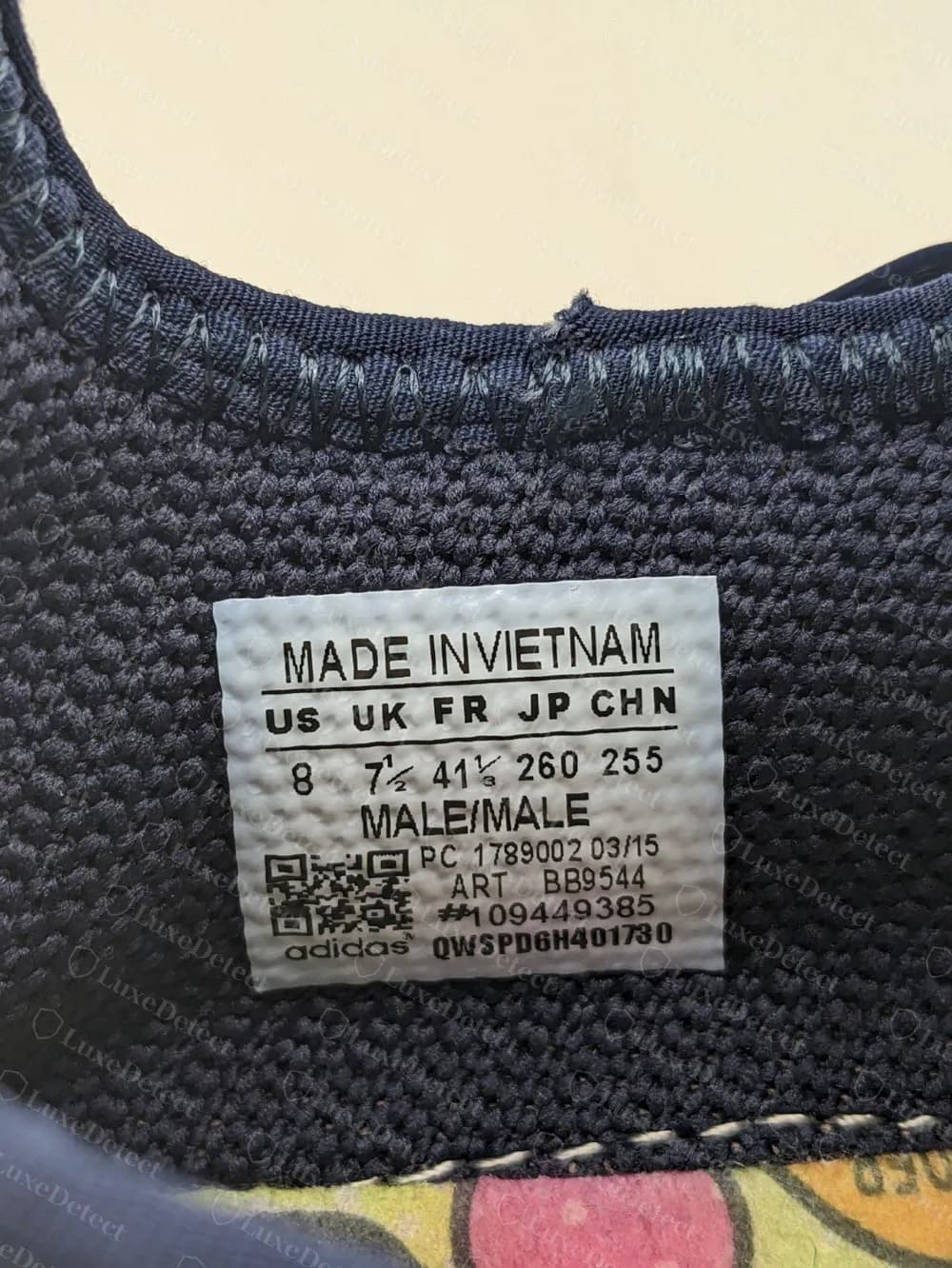 Etikett eines gefälschten Billionaire Boys Club Hu NMD mit PC 1789002 03/15 für Artikel BB9544 mit der geklonten Seriennummer 109449385