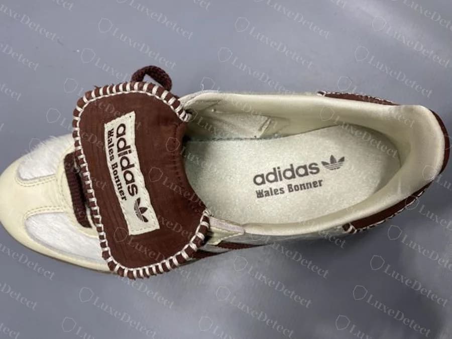 Echte Wales Bonner Gazelle aus Ponyfell in Burgunder, Zunge zurückgeklappt: zu sehen sind die Kante mit Schlingstich, das Zungenetikett „adidas Wales Bonner“ und der Aufdruck „adidas Wales Bonner“ auf der Einlegesohle
