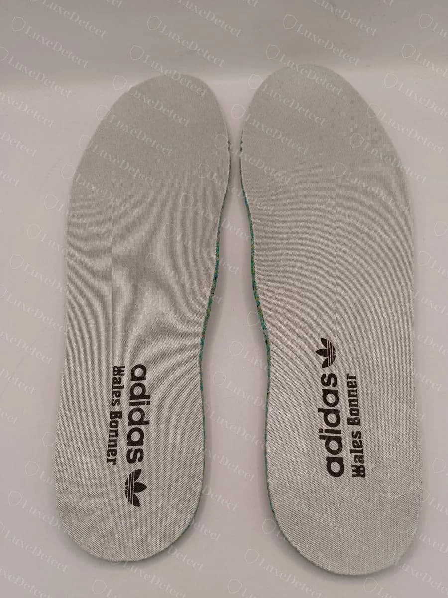 Einlegesohlenpaar eines gefälschten Wales-Bonner-Samba mit sauberem Aufdruck „adidas Wales Bonner“ mit dem Trefoil, im selben Wortlaut wie die echten Einlegesohlen