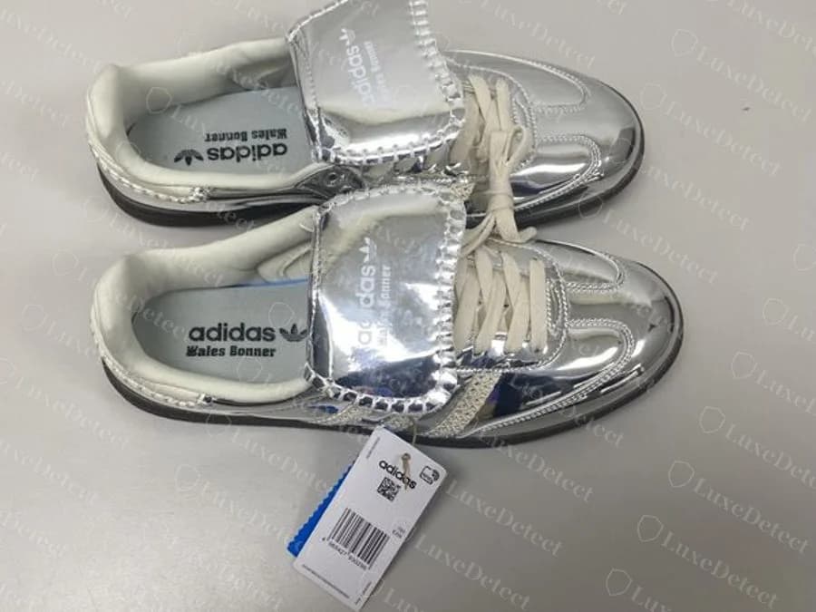Echter silberner Metallic-Wales-Bonner-Samba mit umgeschlagenen Zungen mit Schlingstich, „adidas Wales Bonner“ auf Zungen und Einlegesohlen gedruckt und angebrachtem Hangtag