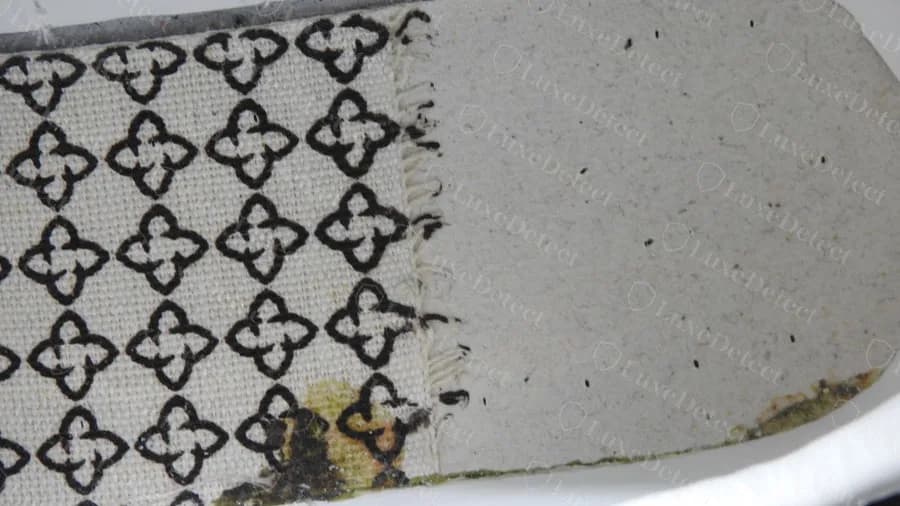 Segundo par falsificado, de otro color y talla, con la misma tela de celosía de cuatro pétalos bajo la plantilla