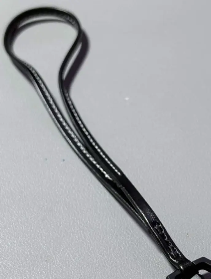 Cordon d'une AP x Swatch Royal Pop contrefaite : un cordon noir fin ; comparez le cuir, la finition des bords et les coutures à la jonction avec le support par rapport au cordon authentique ci-dessus.