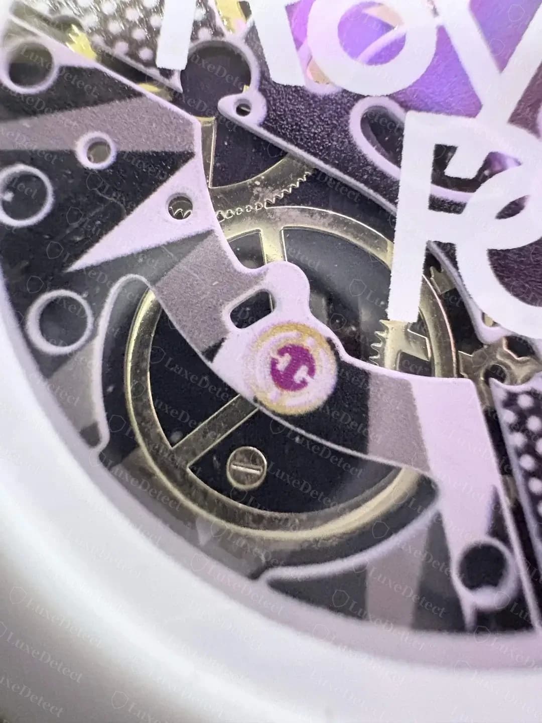 Fond d'une AP x Swatch Royal Pop contrefaite (vue 2) : gros plan ; comparez la disposition, l'impression et les finitions avec les vues authentiques ci-dessus.