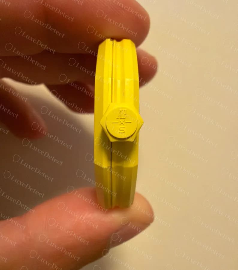 Corona di un Royal Pop originale in stile savonnette vista di taglio: la corona esagonale a ore tre con il marchio “AP x S” inciso con precisione e il profilo a gradini della cassa in Bioceramic.
