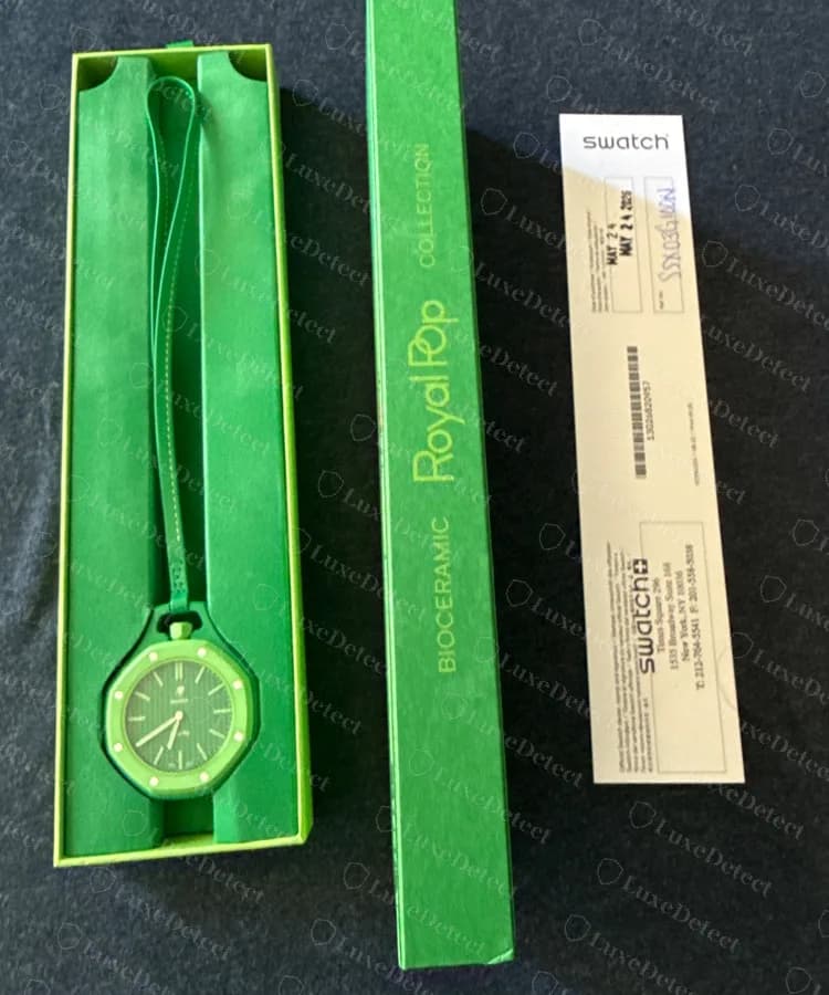 Emballage d'une Green Eight authentique : la montre sur son cordon dans le plateau vert, le fourreau « Royal Pop Collection » en Bioceramic et le bon de garantie Swatch daté et tamponné par la boutique.