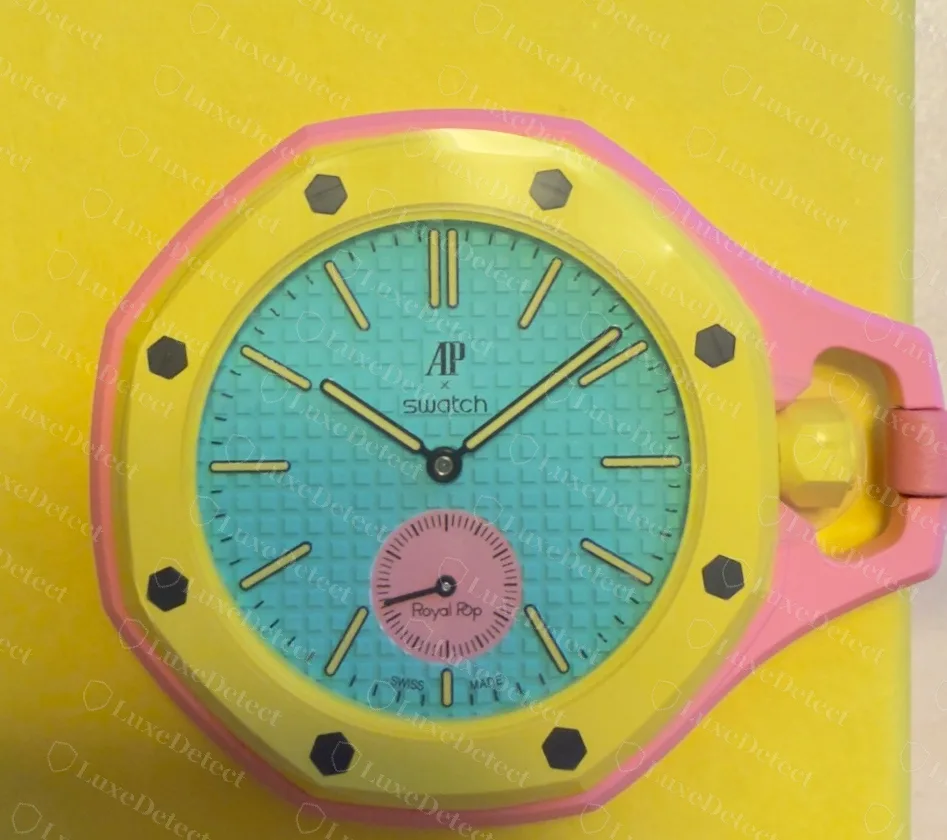 Royal Pop authentique de style savonnette : petit cadran de secondes à six heures portant l'inscription « Royal Pop », « AP x Swatch » au-dessus du centre, « SWISS MADE » en bas, et la couronne à trois heures à l'intérieur du support.