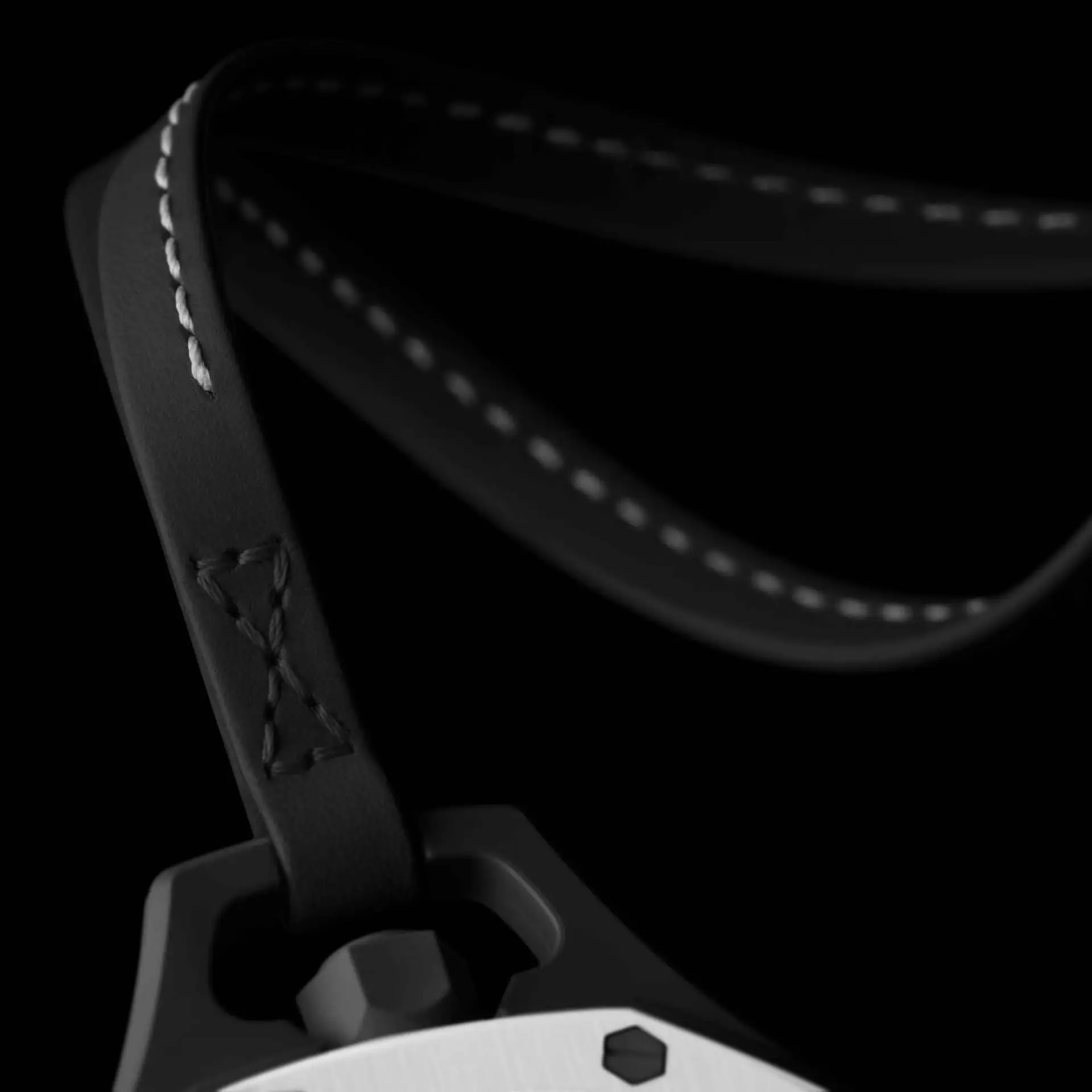 Cordon d'une AP x Swatch Royal Pop authentique : cuir de veau noir avec des coutures contrastées, une couture en X à la boucle et le support noir qui se clipse au boîtier.