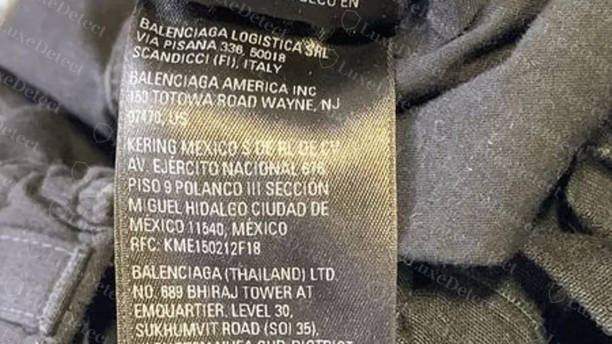 Echter mehrländiger Adressblock von Balenciaga auf einem langen schwarzen Etikett: Balenciaga Logistica mit Einträgen für Italien, Amerika, Mexiko, Thailand, UK und Taiwan, mit japanischen und koreanischen Zeilen weiter unten