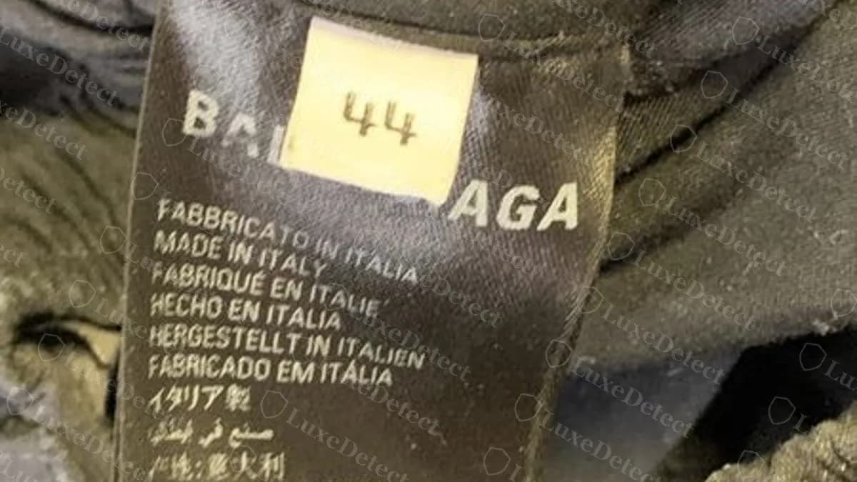 Echtes Balenciaga-Hosenetikett: BALENCIAGA oben, Herkunftstext in vielen Sprachen, Größe 44 mit der Maßzeile 170/72A und ein kleines angenähtes Größenetikett