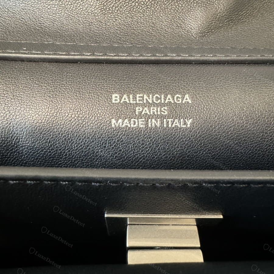 Marca interna: um carimbo autêntico em relevo “BALENCIAGA PARIS MADE IN ITALY”, estampado de forma uniforme, com profundidade constante das letras