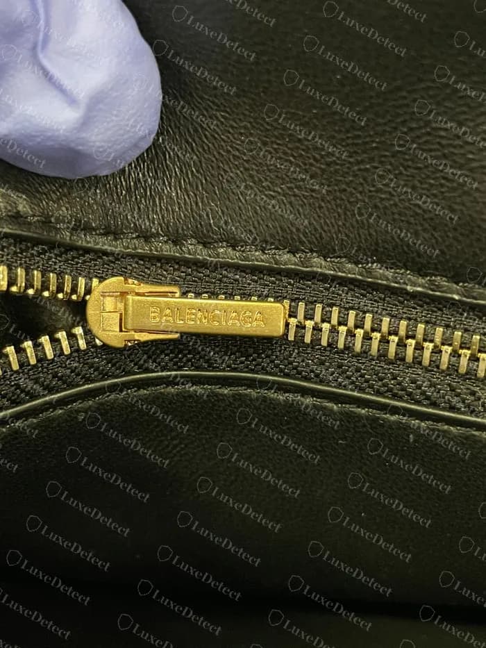 Tirador del cierre del mismo Rodeo autenticado: "BALENCIAGA" grabado en una letra sans-serif limpia y bien espaciada, con profundidad constante en todas las letras