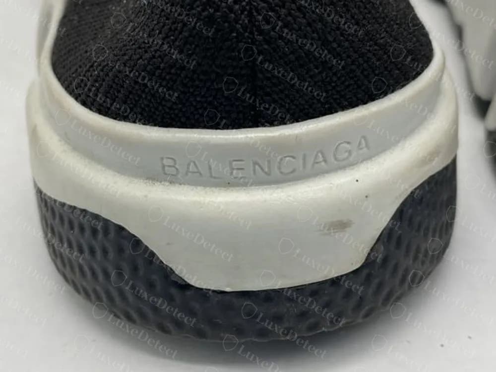 Talón falso de unas Balenciaga Speed con BALENCIAGA en relieve en mayúsculas sobre la suela, copiado lo bastante bien como para pasar una mirada rápida