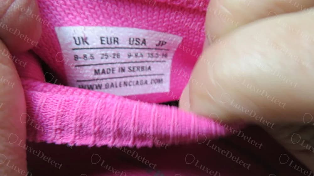 Etichetta contraffatta di una Balenciaga Speed per bambini che copia la stessa impaginazione con intervalli di taglia e la stessa dicitura MADE IN SERBIA