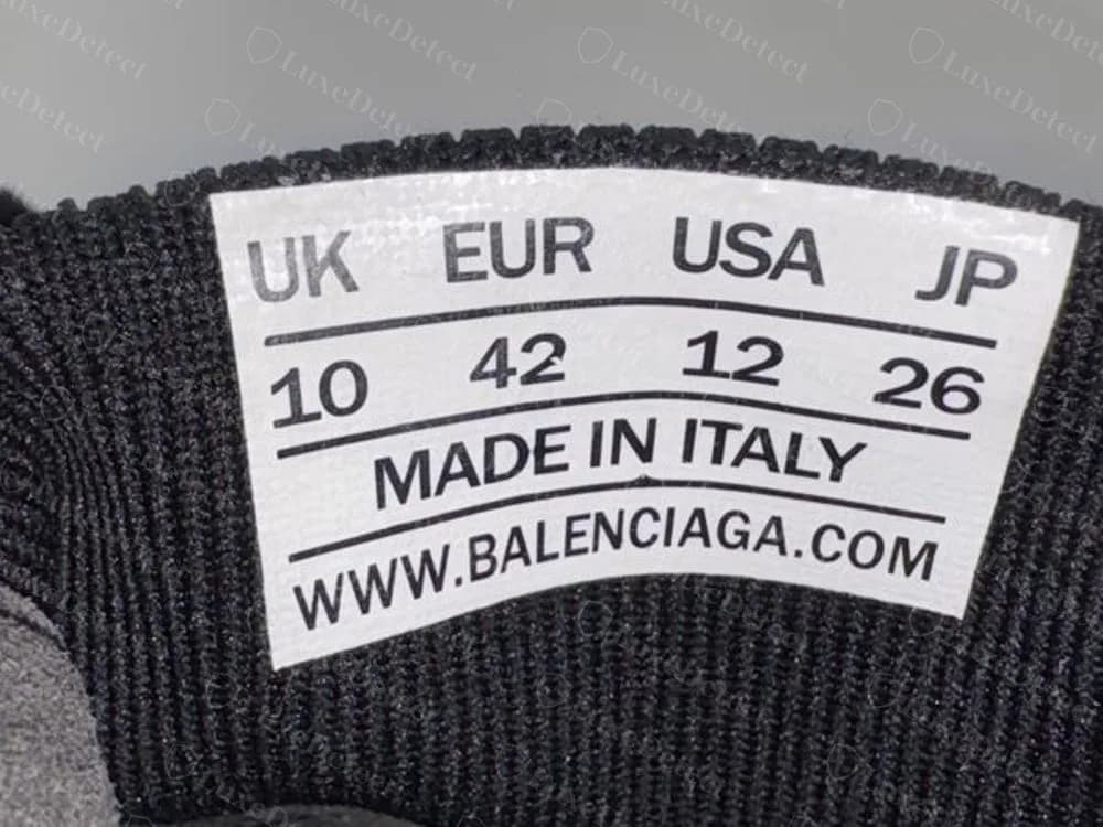 Etichetta delle taglie contraffatta di una Balenciaga Speed con UK 10, EUR 42 e USA 12, uno scarto di 2 tra UK e USA che un’etichetta originale non ha