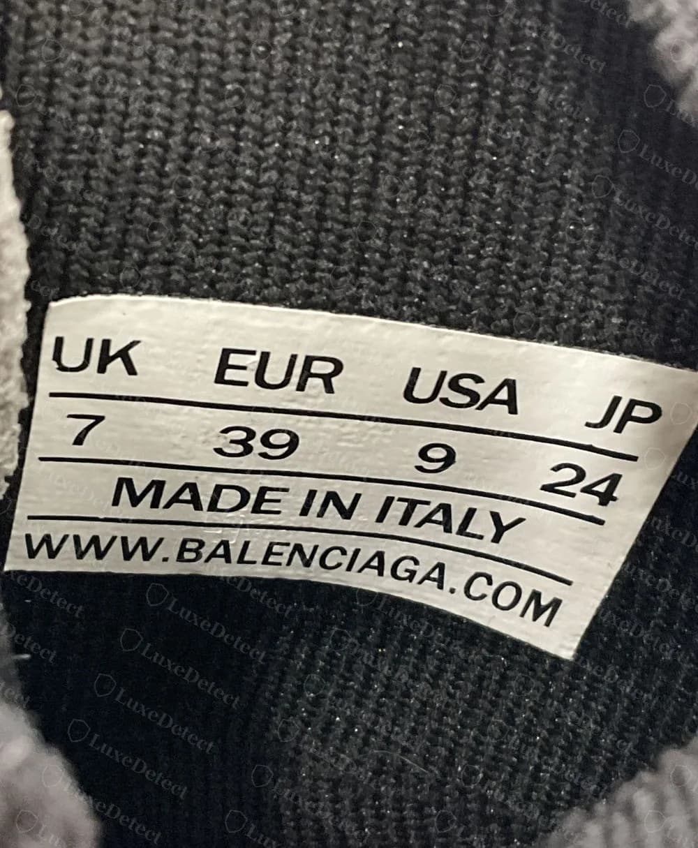 Etichetta delle taglie contraffatta di una Balenciaga Speed da donna EUR 39 con UK 7 e USA 9, una riga che la conversione originale non produce