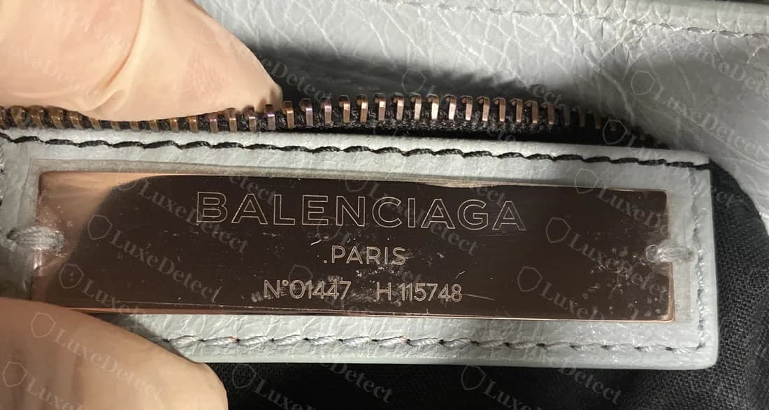 Placa de metal City original sobre suporte de couro: BALENCIAGA PARIS, um número curto e uma letra, depois o número de estilo de seis dígitos
