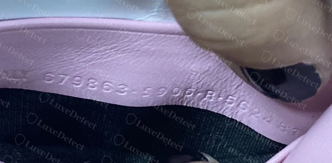 Bolso reciente genuino con el estilo, el color, la letra y el grupo final estampados a lo largo de la costura del forro