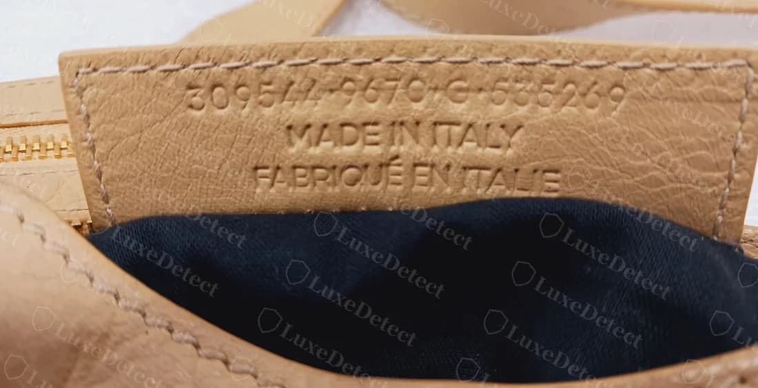 Etiqueta original com um número de estilo de seis dígitos, um grupo de cor de quatro dígitos, uma letra e um grupo final, depois MADE IN ITALY e FABRIQUÉ EN ITALIE