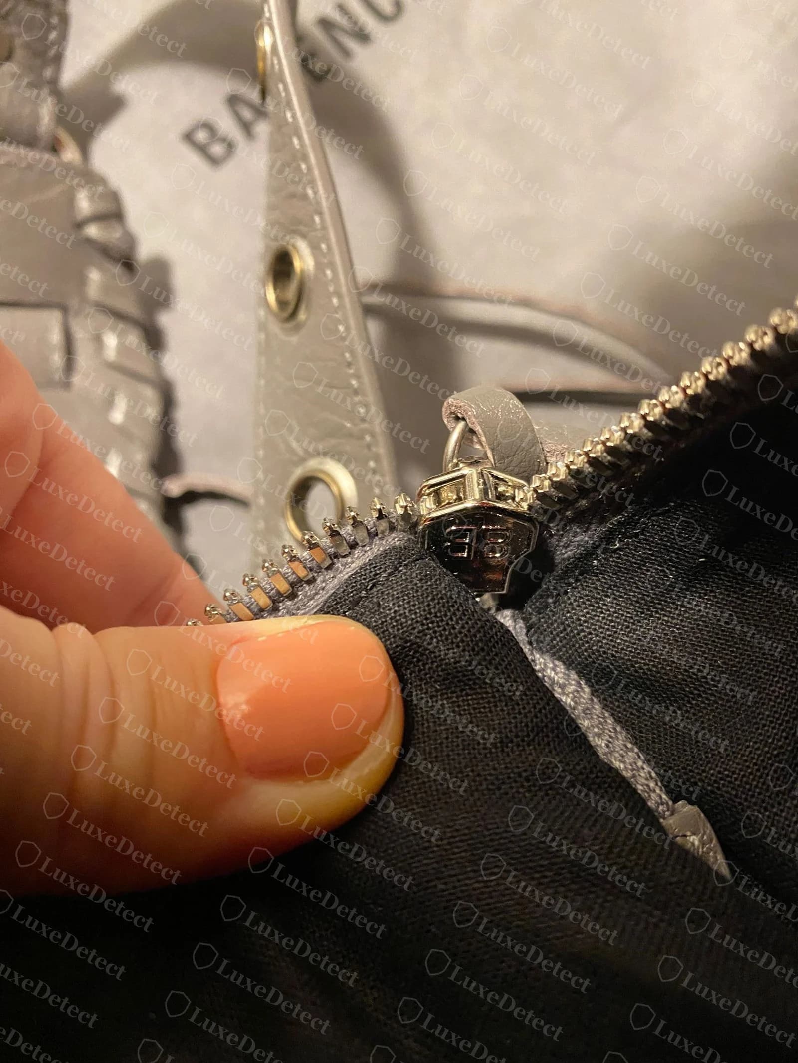 Echter BB-Logo-Reißverschlussanhänger der Balenciaga Cagole mit scharfen, präzise ineinandergreifenden Buchstaben