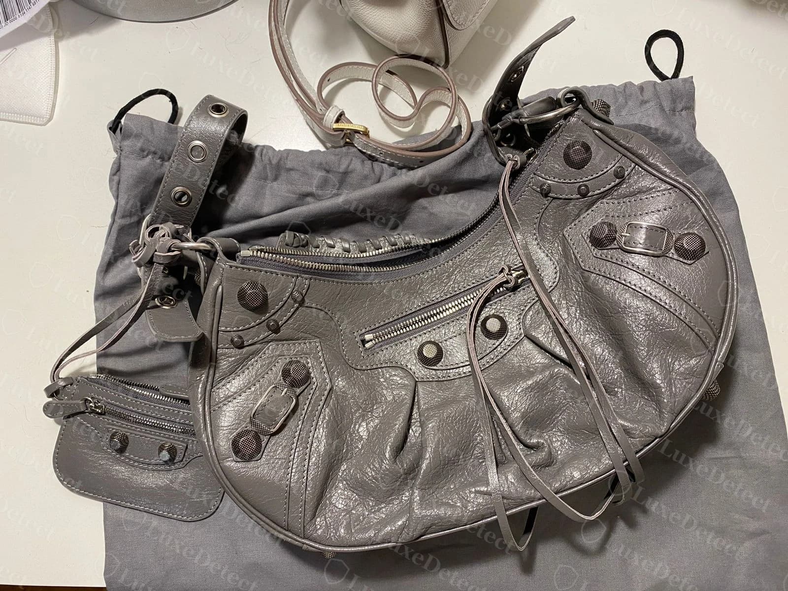 Cagole auténtico de Balenciaga en piel gris, con arrugas naturales profundas e irregulares y herrajes de tachuelas moleteadas