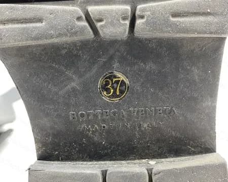 Genuine Lug outsole with the metal size disc set above the brand name.