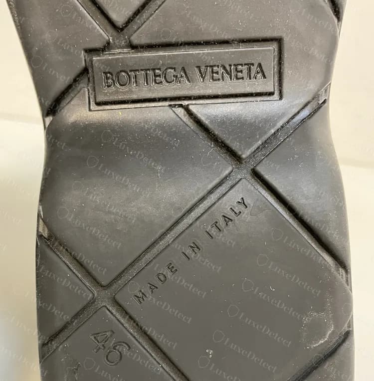 Genuine Puddle outsole: framed BOTTEGA VENETA plaque, MADE IN ITALY on the diagonal and the size in the neighbouring diamond.