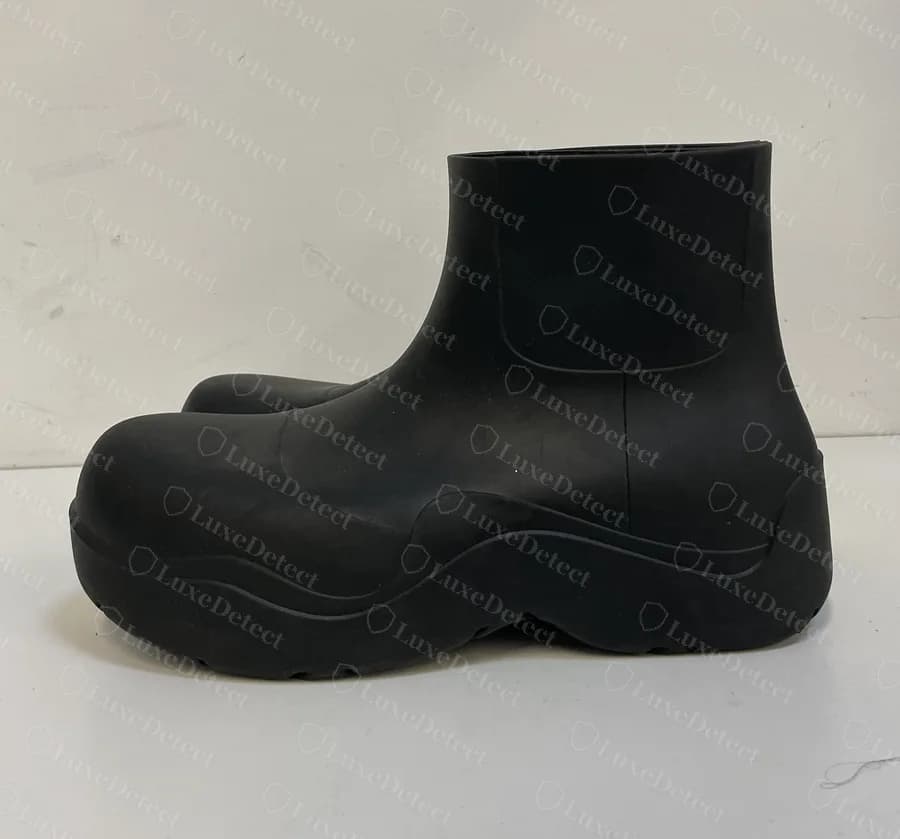 Genuine Bottega Veneta Puddle boot in black: one-piece moulded rubber with the wavy sole line.