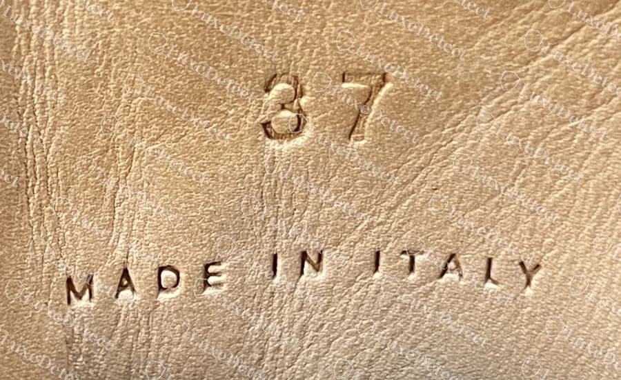 Forro del talón de una bota Lug genuina: la talla y MADE IN ITALY prensados con limpieza y de forma pareja en el cuero.