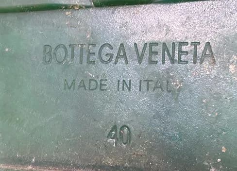 Bota Tire falsa com sola externa verde: nome da marca, "MADE IN ITALY" e um número de tamanho moldado simples empilhados na cintura da sola externa.