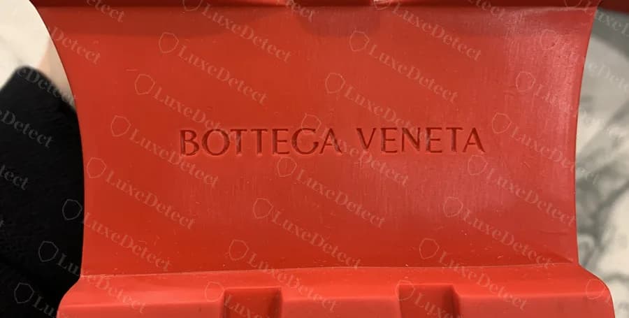Suela Tire genuina en rojo: el panel de la cintura lleva solo el nombre de la marca, sin línea "Made in Italy" ni número de talla.