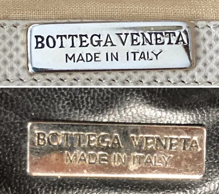 Una placa plateada genuina (arriba) junto a una placa dentro de un bolso falsificado (abajo): ambas llevan las mismas palabras, y los acabados difieren, pero las placas genuinas también varían según la época