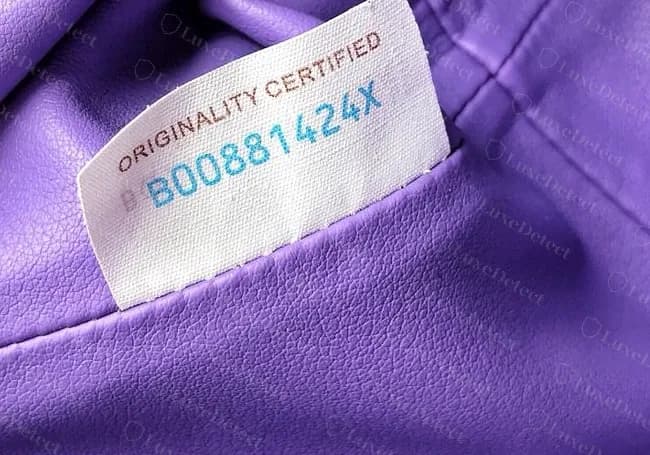 Etiqueta de uma Pouch falsificada num modelo roxo: o código está impresso em tinta azul brilhante, com um caractere perdido e fraco antes do B
