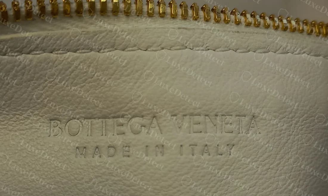 Logotipo genuino de Bottega Veneta y MADE IN ITALY prensados en el forro de piel