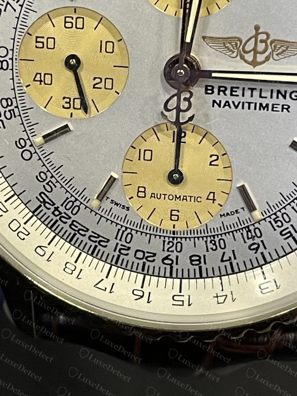 Esfera y regla de cálculo de un Breitling Navitimer Automatic original: números condensados nítidos, con espaciado parejo y marcas alineadas con las graduaciones (una referencia antigua de acero y oro; las esferas actuales difieren en los detalles)