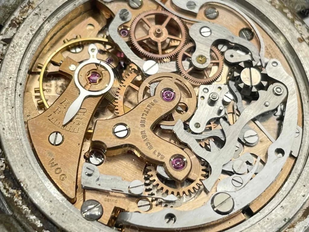 Movimento di un cronografo Breitling vintage originale con il fondello aperto: a carica manuale, senza rotore, il ponte firmato BREITLING WATCH LTD; i Navitimer più vecchi montano movimenti come questo anziché il moderno calibro 01