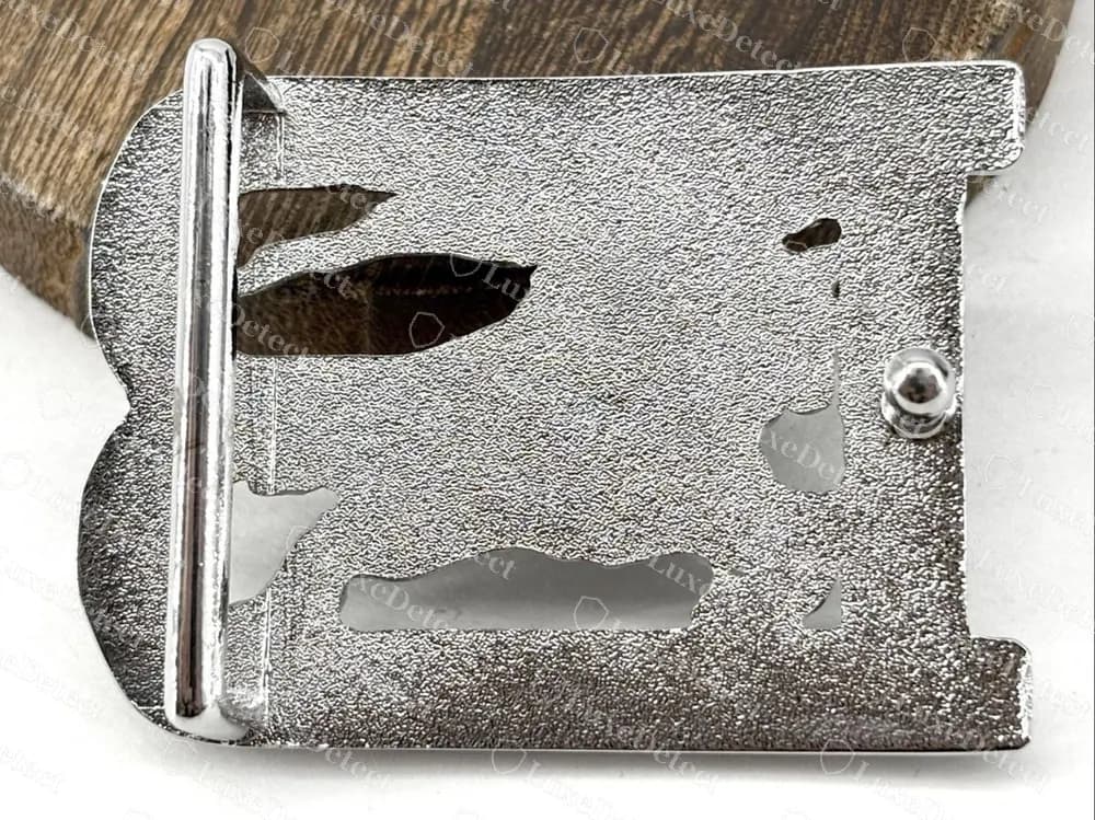 Als Fälschung eingestufte Ritter-Schnalle in B-Form von hinten gesehen, mit grober Sandgussoberfläche und ausgefransten Aussparungen