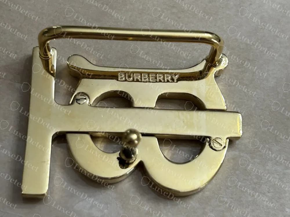 Echte TB-Schnalle vom Riemen abgenommen, mit auf der Rückseite graviertem BURBERRY