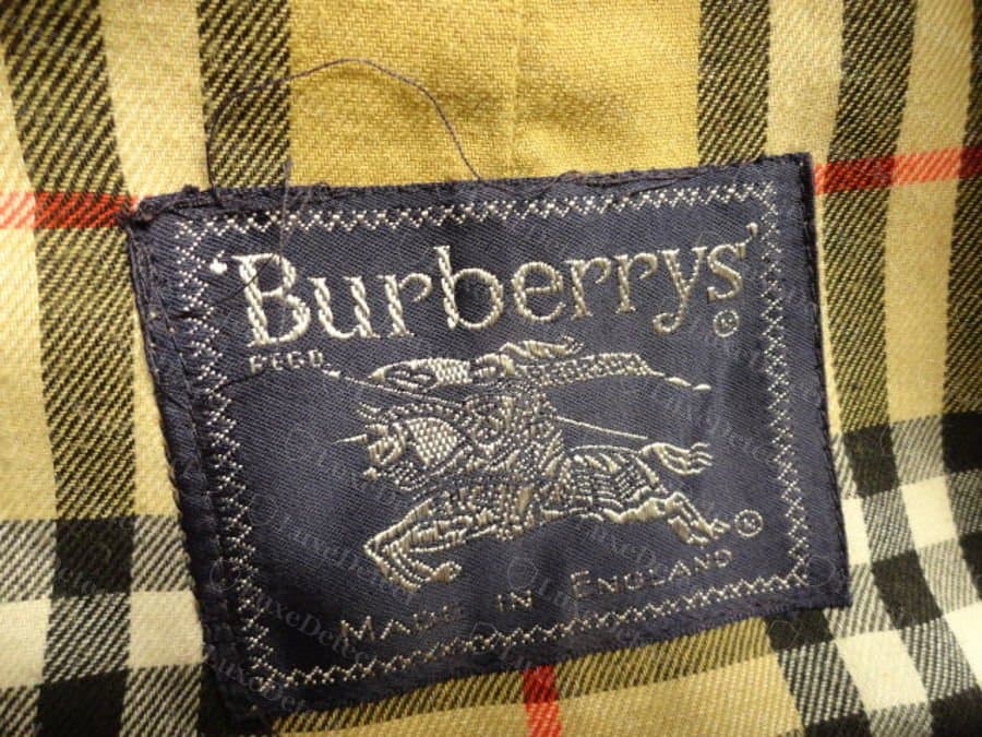 Echtes Burberrys-Etikett mit Equestrian-Knight-Logo und Made in England, eingenäht in das Karofutter eines Vintage-Trenchcoats