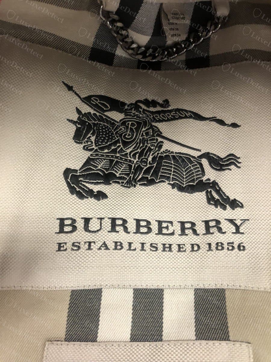 Étiquette Burberry authentique d'une époque plus récente portant BURBERRY ESTABLISHED 1856 et le logo du Chevalier équestre, à l'intérieur d'un trench