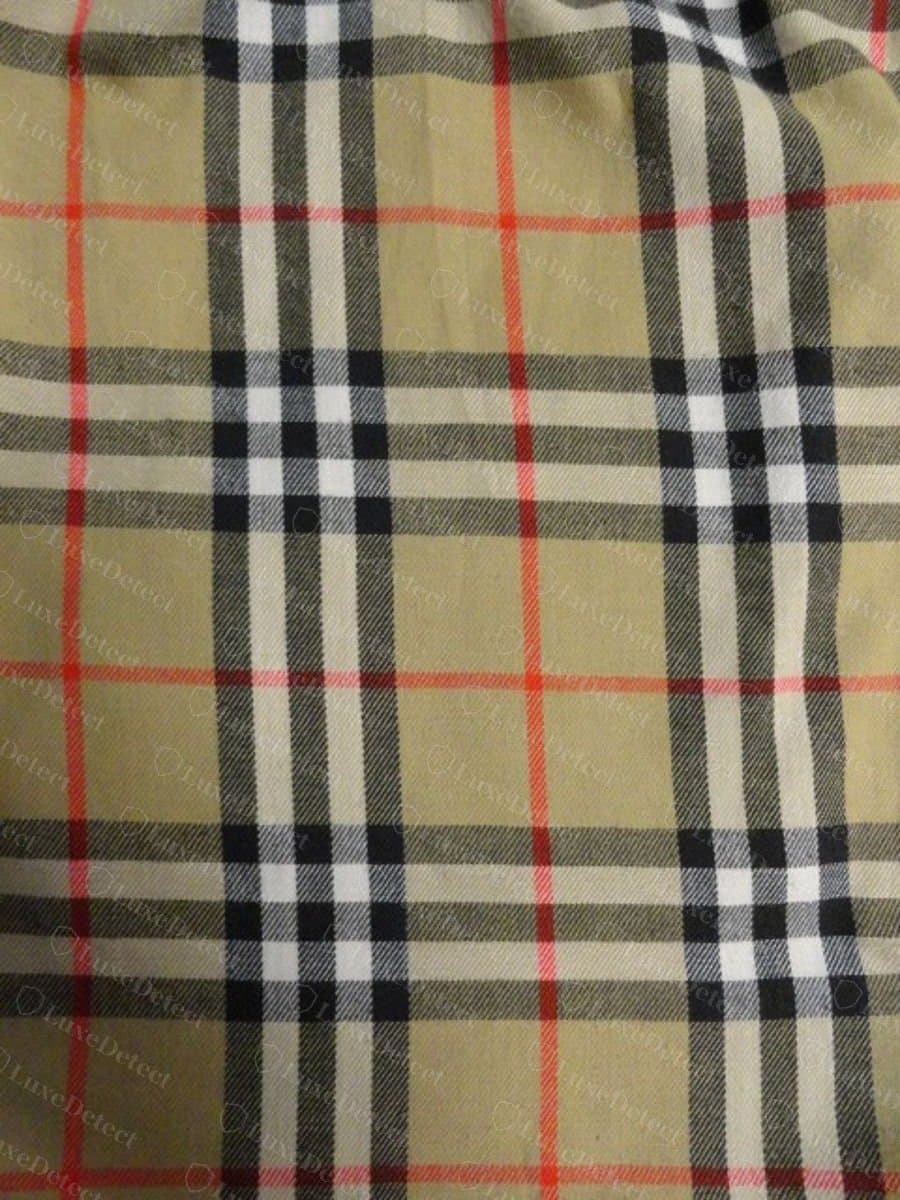 Echtes Burberry-Nova-Check-Futter mit kamelfarbenem Tan-Grund, schwarzen und weißen Streifen und einer gedeckten roten Linie, das Muster verläuft gerade