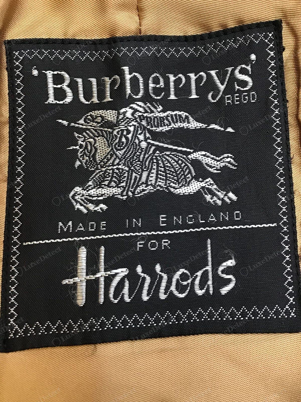 Etiqueta Burberry vintage falsa: un logo moderno o un estilo "Burberrys" equivocado en un abrigo vendido como vintage más antiguo, o un tejido estampado o tosco