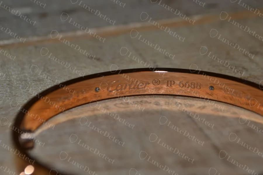 Un bracciale Love contraffatto in oro rosa tra quelli che abbiamo esaminato: l’interno riporta la firma Cartier e il numero di serie IP 6688, due lettere e quattro cifre, una disposizione che supera il controllo del formato